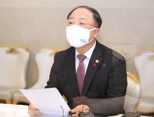 홍남기 부총리 겸 기획재정부 장관이 22일 정부서울청사에서 열린 제12차 부동산시장 점검 관계장관회의를 주재하며 발언하고 있다. 연합뉴스.